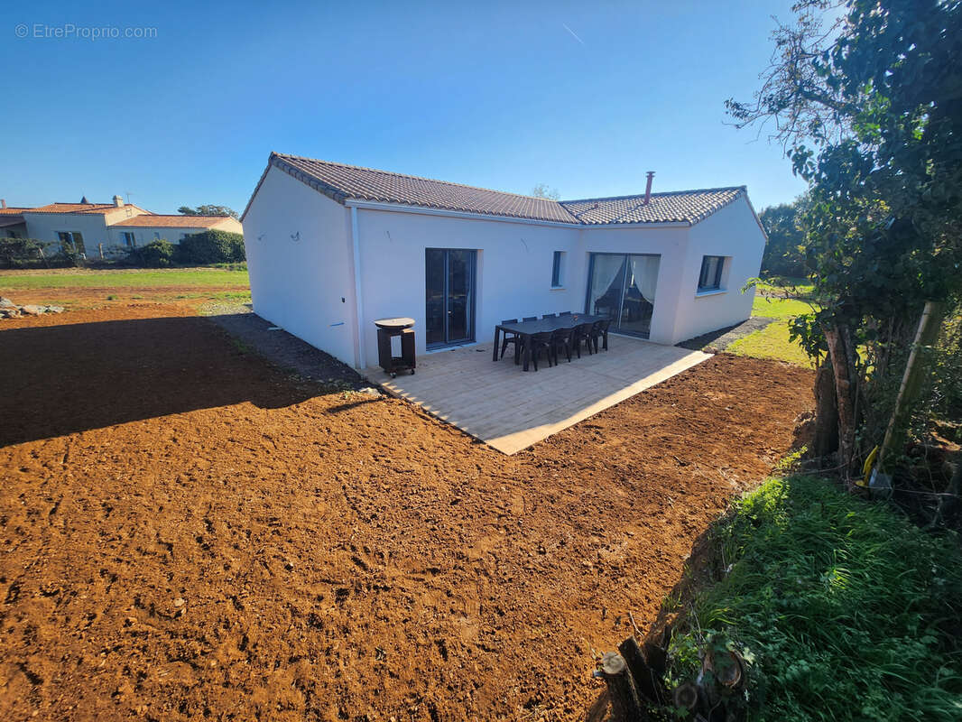 Maison à SAINTE-GEMME-LA-PLAINE