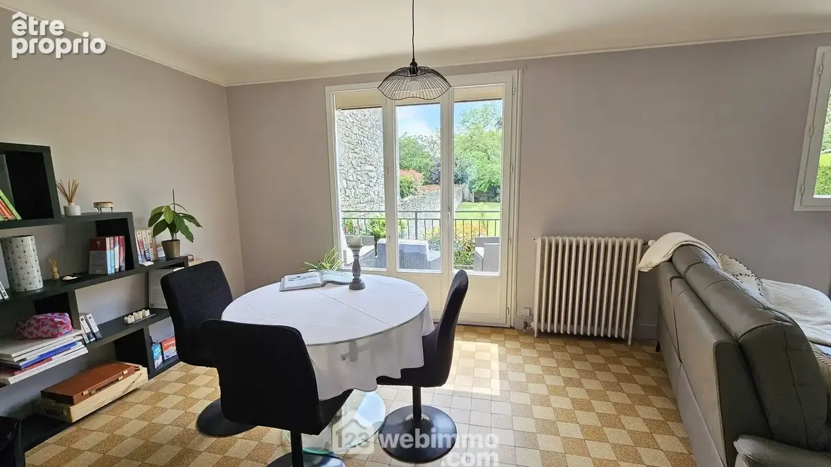 Un espace salle à manger avec un accès sur la terrasse.