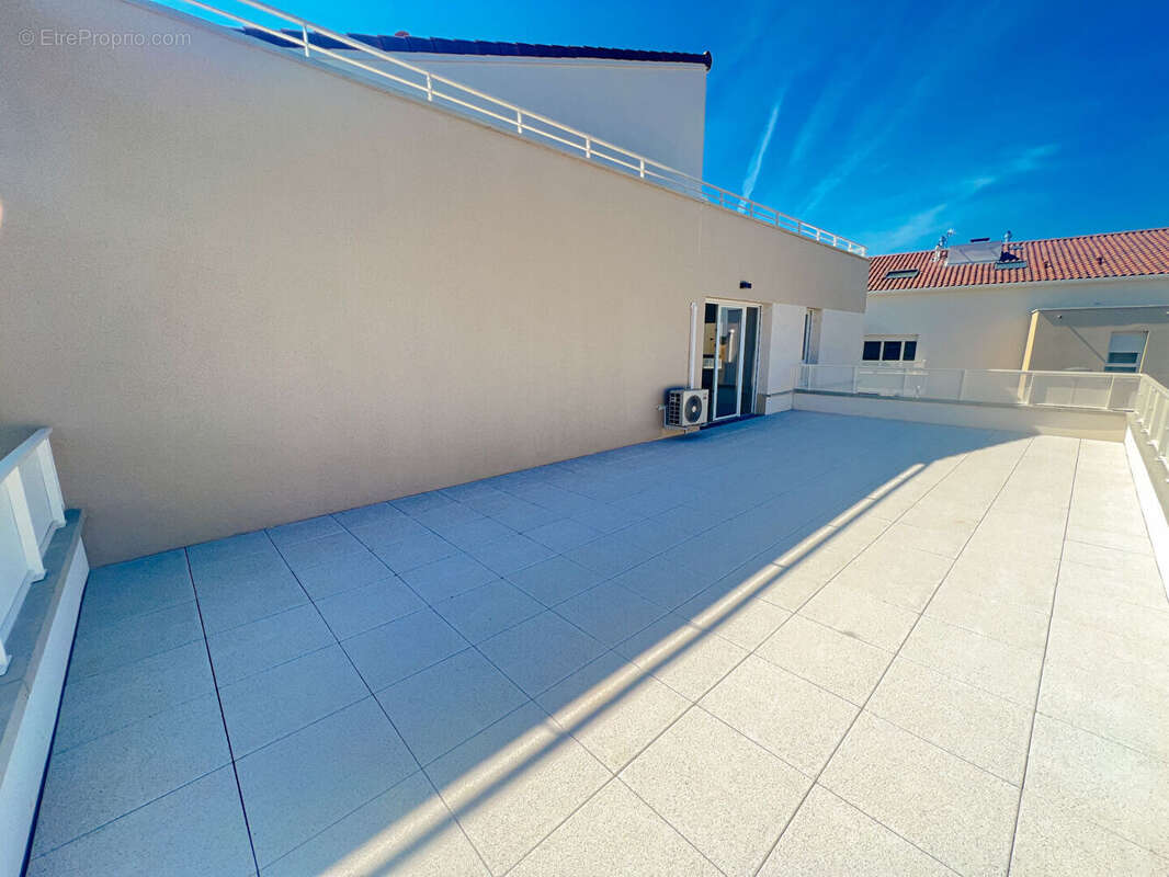 Appartement à PINS-JUSTARET