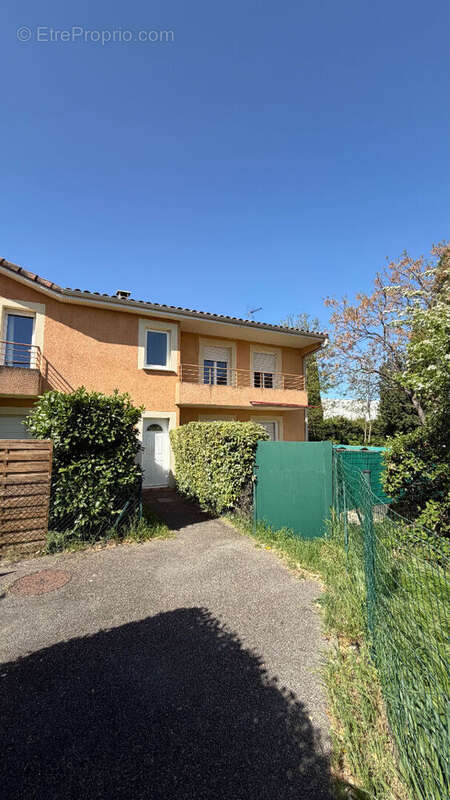 Appartement à ENTRAIGUES-SUR-LA-SORGUE