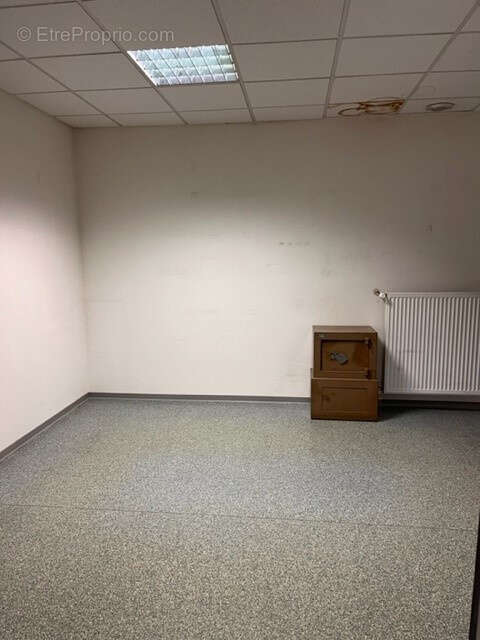 À vendre   Ensemble immobilier professionnel avec bureaux, entrepôts sur 8 136 m2 - photo 9