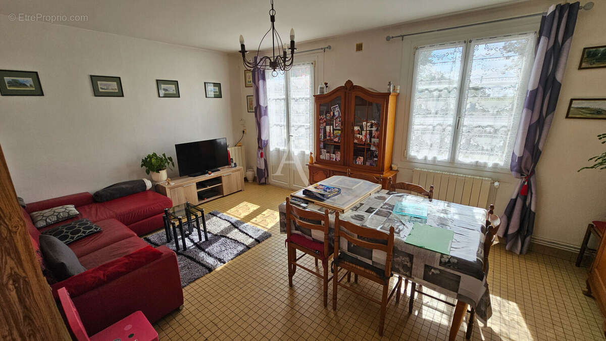 Maison  centre bourg 5 chbres / garage/terrain constructible - photo 2