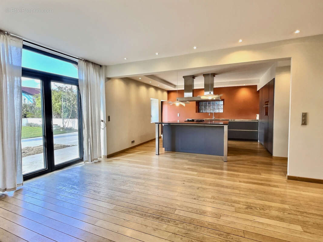 Maison de charme de plus de 300 m2 -  5 chambres, piscine et commodités - photo 6
