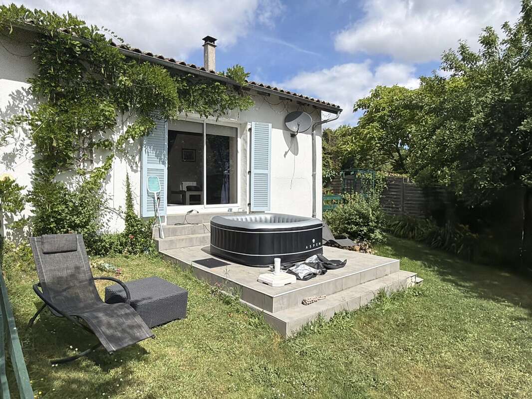 Une charmante maison individuelle offrant une vue magnifique - photo 12
