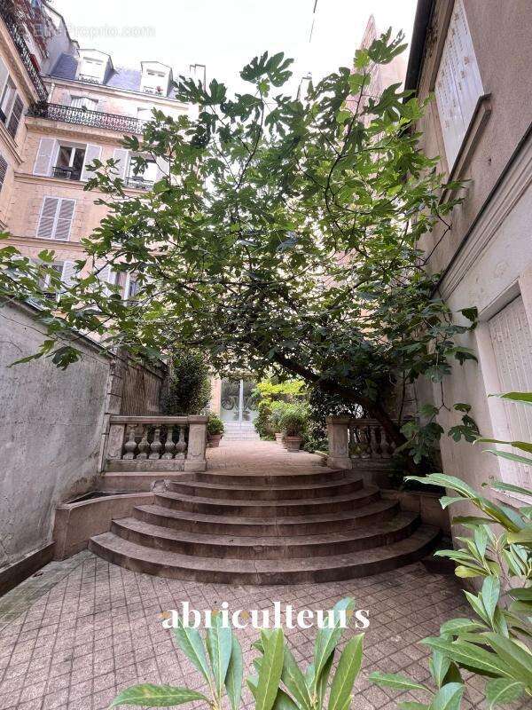 Appartement traversant en vente à Paris 18ème, limite Batignolles (75018) - photo 2
