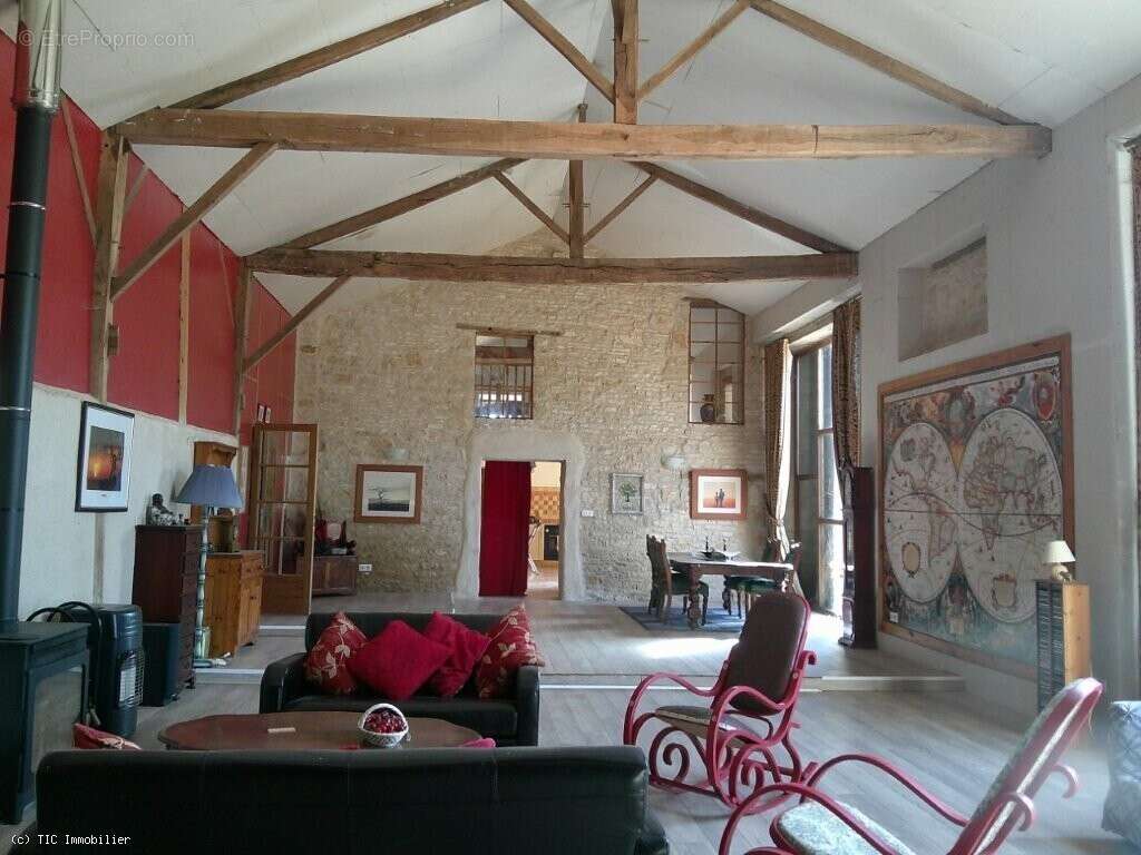 Grange Rénovée : Comprenant 4 Chambres et Terrain de 4382m² - photo 9