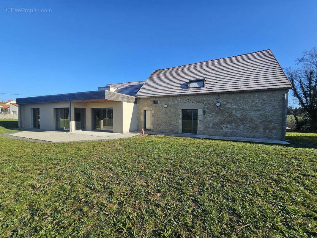 Maison à CREUZIER-LE-VIEUX