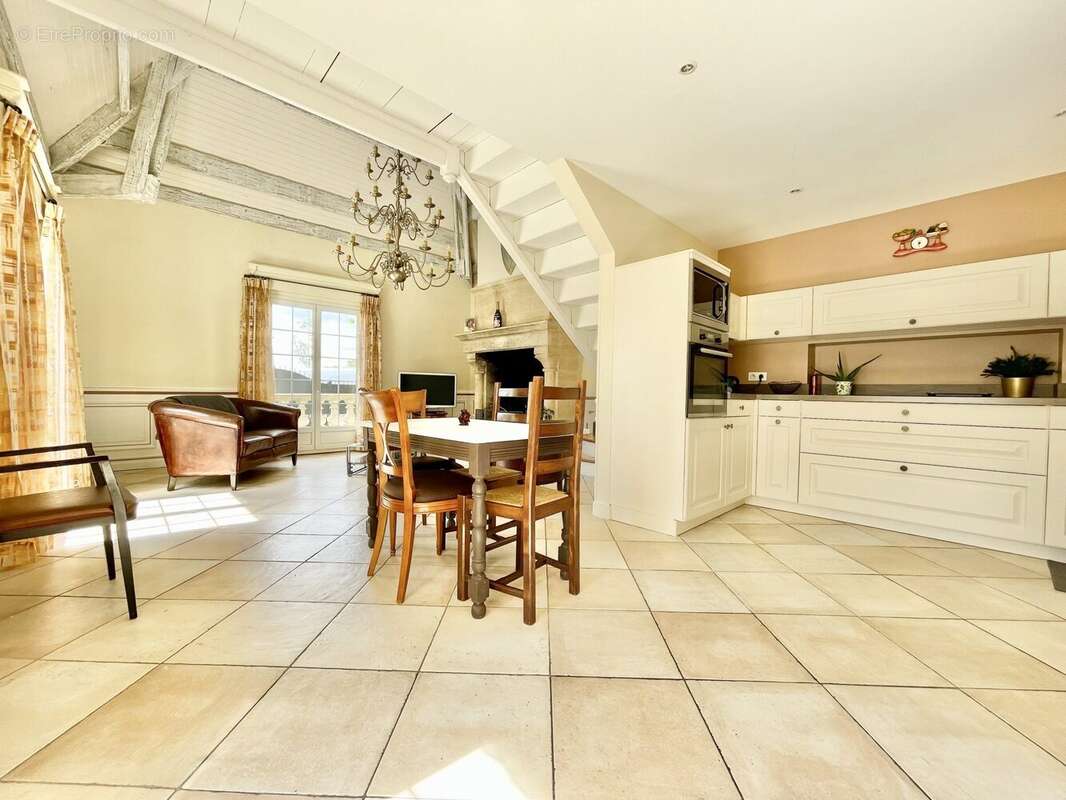Maison 300 m² à Montfermeil  - photo 3