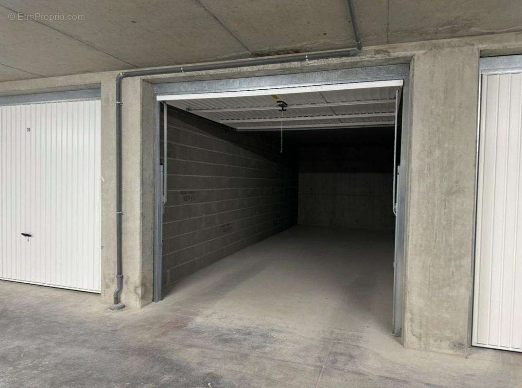 Parking à SAINT-CHAFFREY