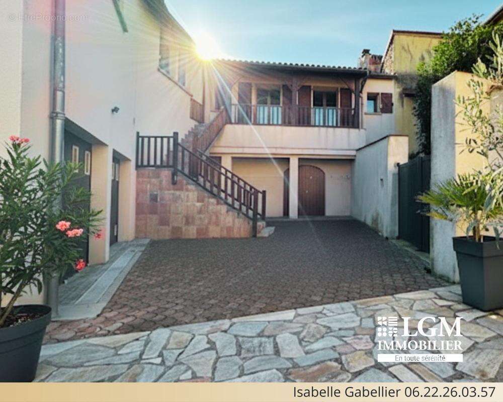 Maison à LE BREUIL-SUR-COUZE