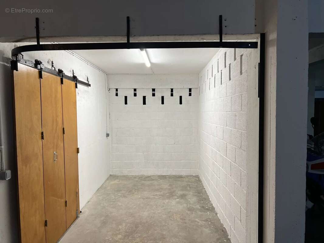 Parking à PARIS-16E