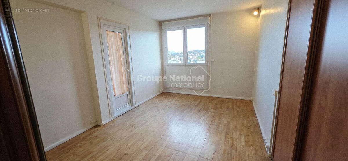 Appartement à BAGNOLS-SUR-CEZE