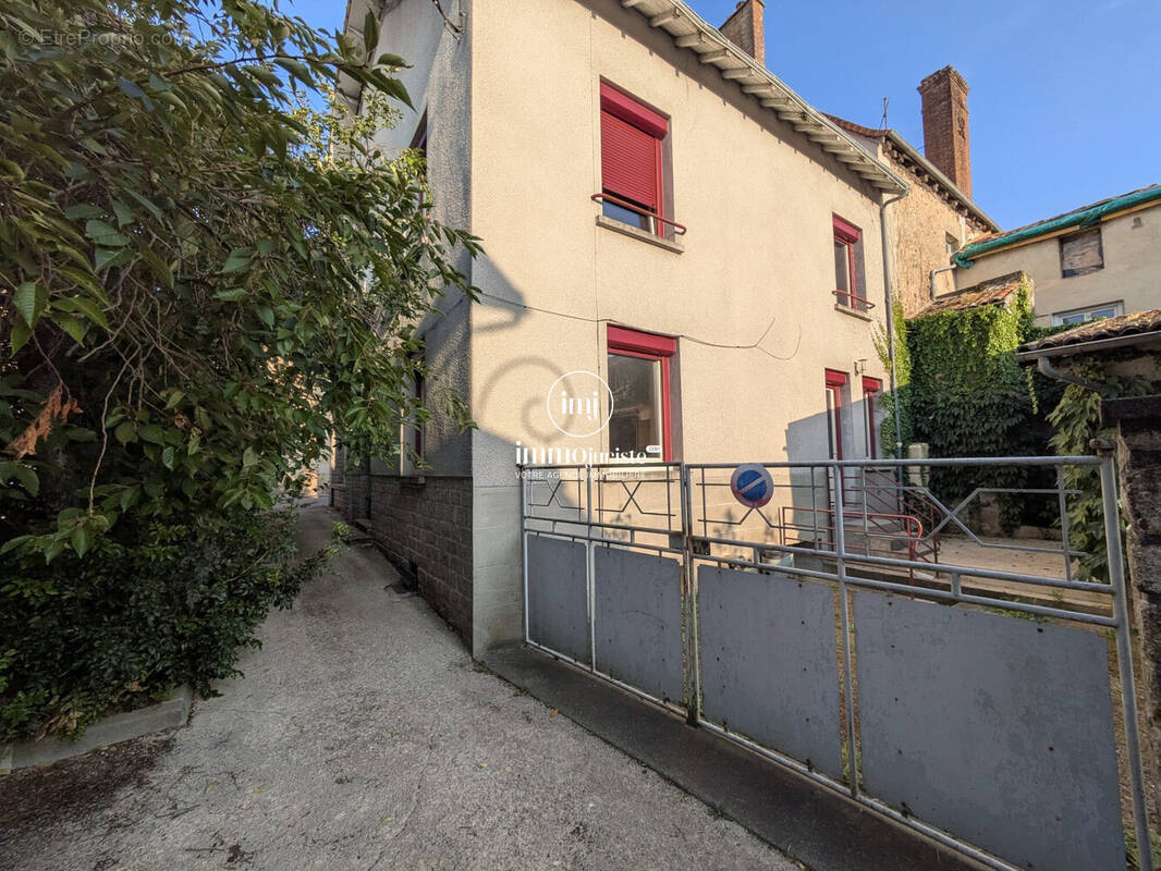 Maison à SAINT-LAURENT-SUR-GORRE
