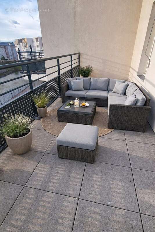 Balcon meublé avec IA - Appartement à VENISSIEUX