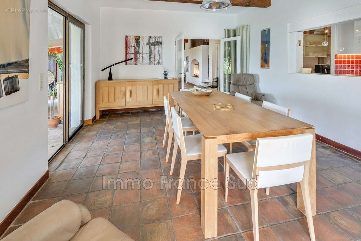 Maison 350 m² à Tourtour  - photo 8