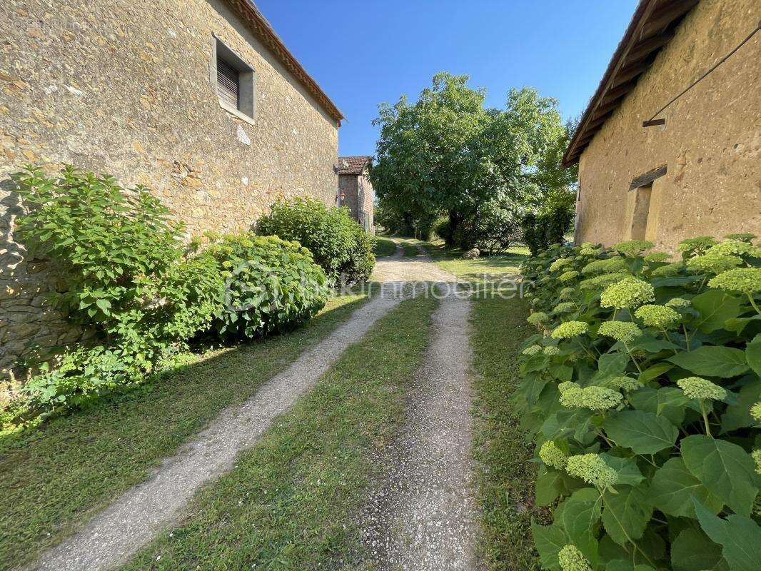 Ensemble de bâtiments en pierre composé d’une maison d’habitation, d’un gîte, d’un pool house, de deux ateliers et de deux sécho - photo 11