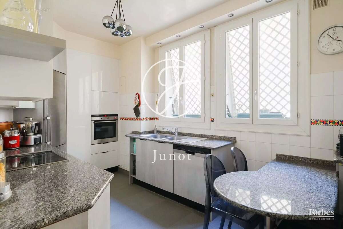 Paris 16e - AUTEUIL / VERSAILLES - Appartement à vendre - 6 pièces - 169,59m² Carrez - 4 chambres - Vues dégagées. - photo 12