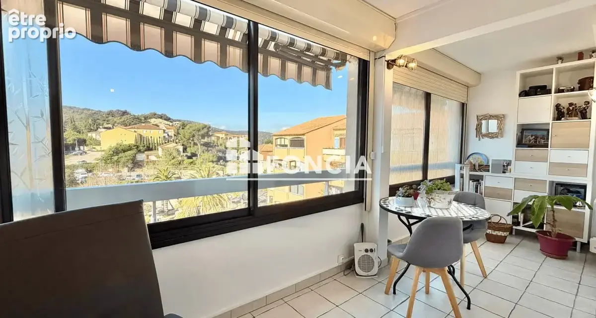 Appartement t3 dernier etage - vue mer - residence securisee centre ville - la croix valmer - photo 6