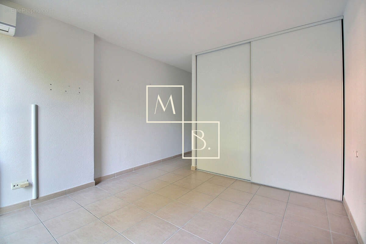 À vendre, Croix d'Argent, T4 de 101,46 m2 loi carrez avec 3 chambres, terrasse, loggia, garage et parking - photo 20