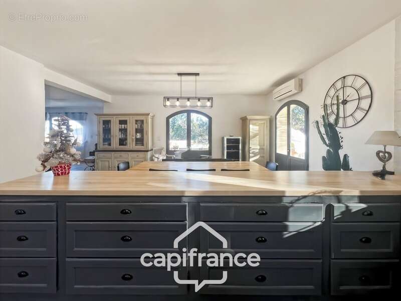 Domaine et Golf de Pont Royal, belle  propriété de 290 m2 établie sur un terrain de 2600 m2, cinq chambres, un bureau, piscine,  - photo 13