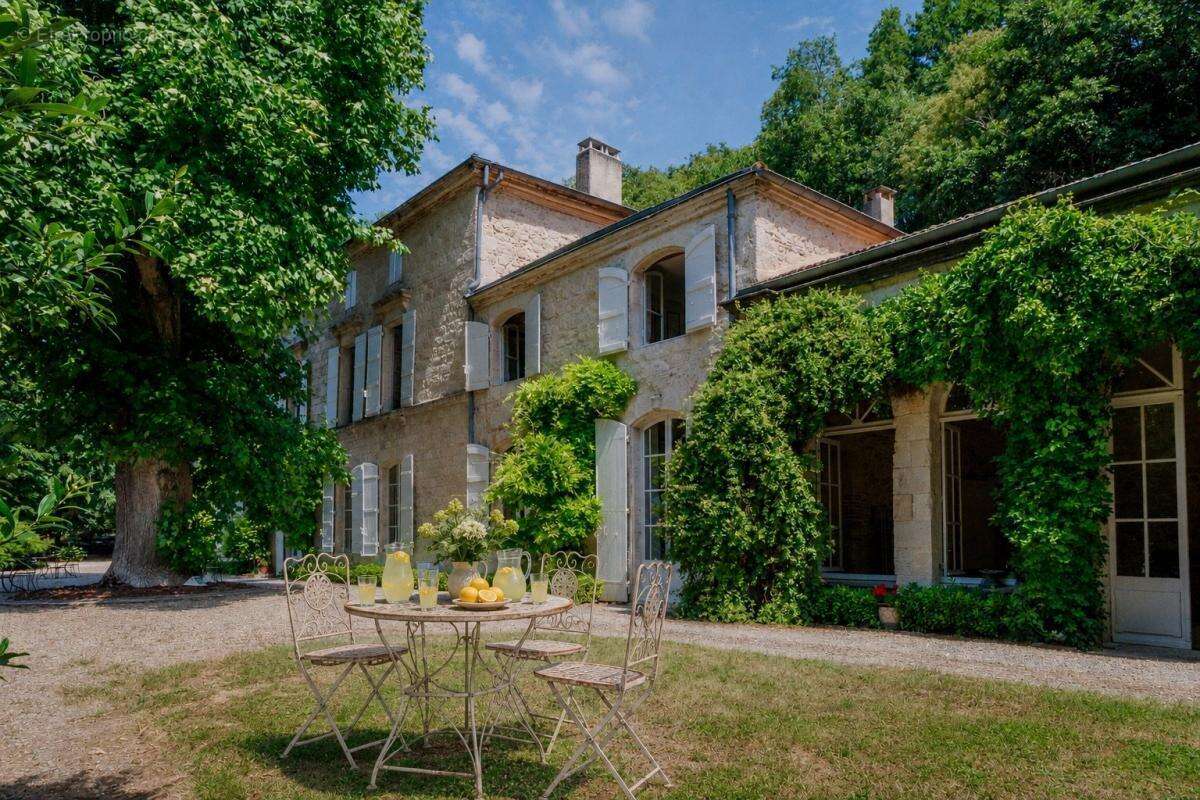 Château entièrement restauré sur 5 hectares de terrain (dont 2 hectares de bois et 3 sources d'eau) - photo 3