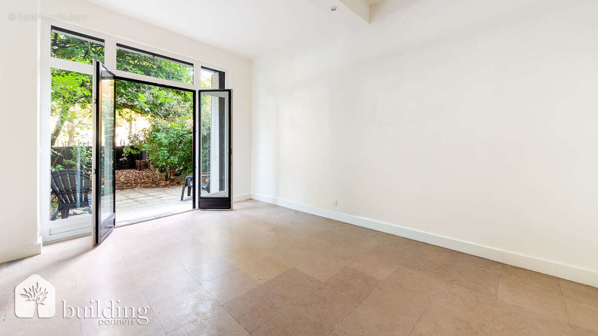 Paris 16ème-Avenue Henri Martin - 2 pièces avec jardin privatif et 3 m de hauteur sous plafond 34 m² avec 43 m² de jardin. - photo 9