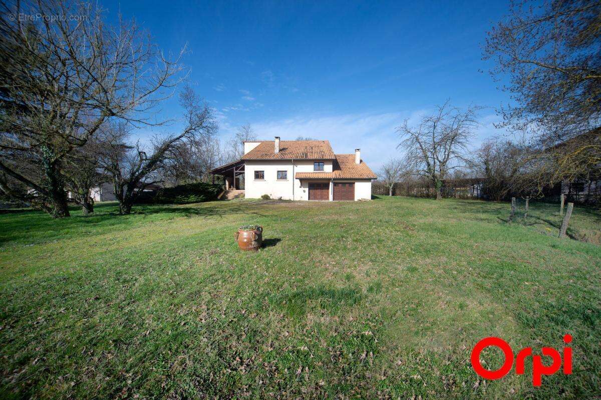 Maison à BAGE-LA-VILLE