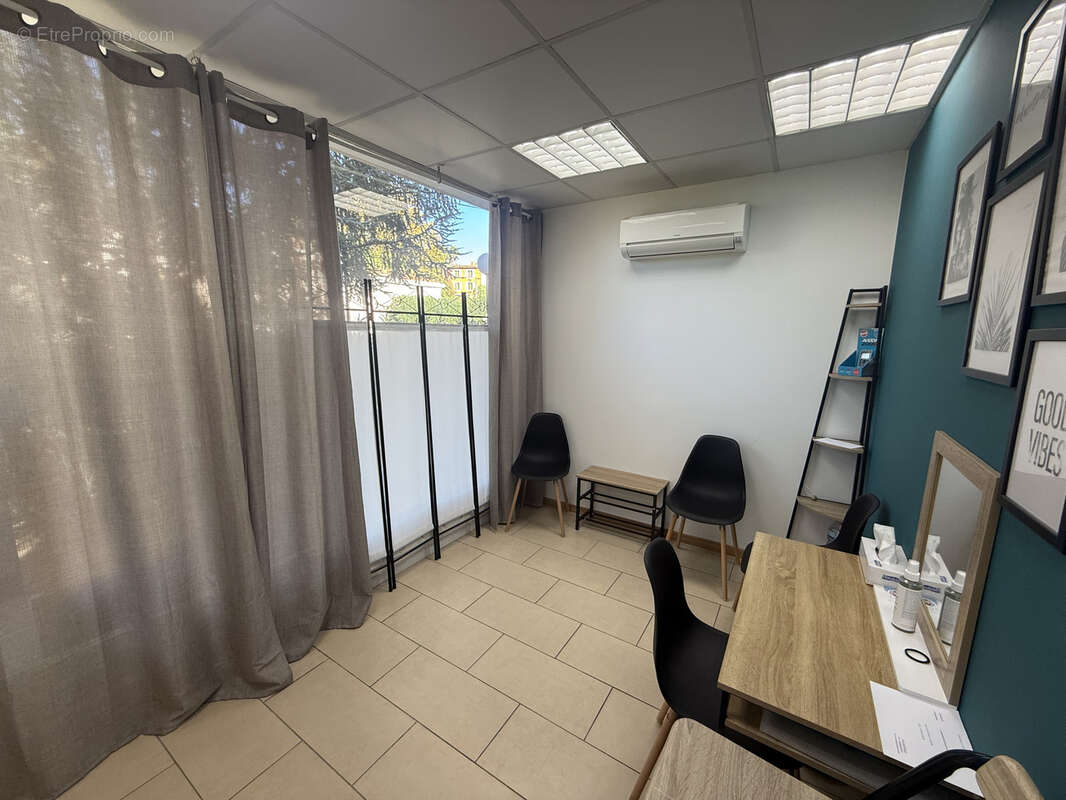 Frejus, local commercial avec vitrines - photo 5