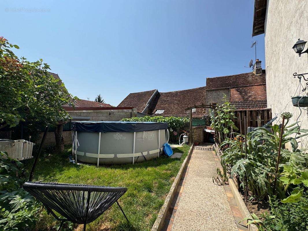 Maison à CHAMPAGNE-SUR-VINGEANNE