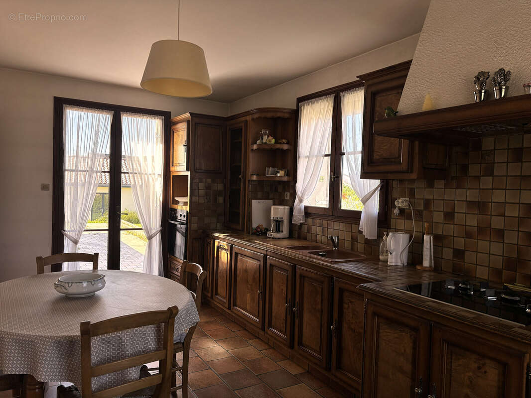 Maison à BAGE-LE-CHATEL