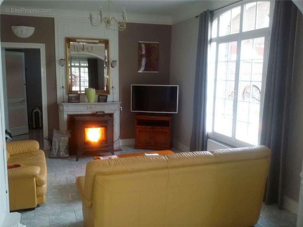 Maison à SAINT-MARTIN-DE-BIENFAITE-LA-CRESSONNIERE