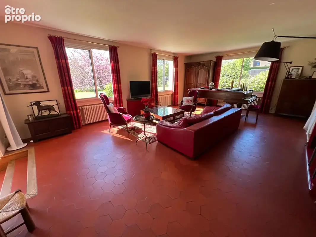 Très jolie longère du XVII eme siècle avec environnement exceptionnel Proche Thoiry  6 pièces 232 m2 - photo 6