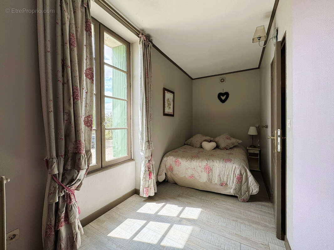 Charmante maison de 203m2 avec jardin et dépendances - photo 7