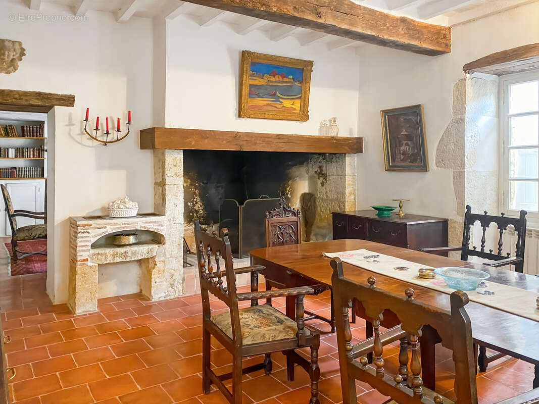 À Vendre – Maison de village en pierre (6 pièces) de 227 m² à Bazian (Gers) avec cour et jardinet - photo 4