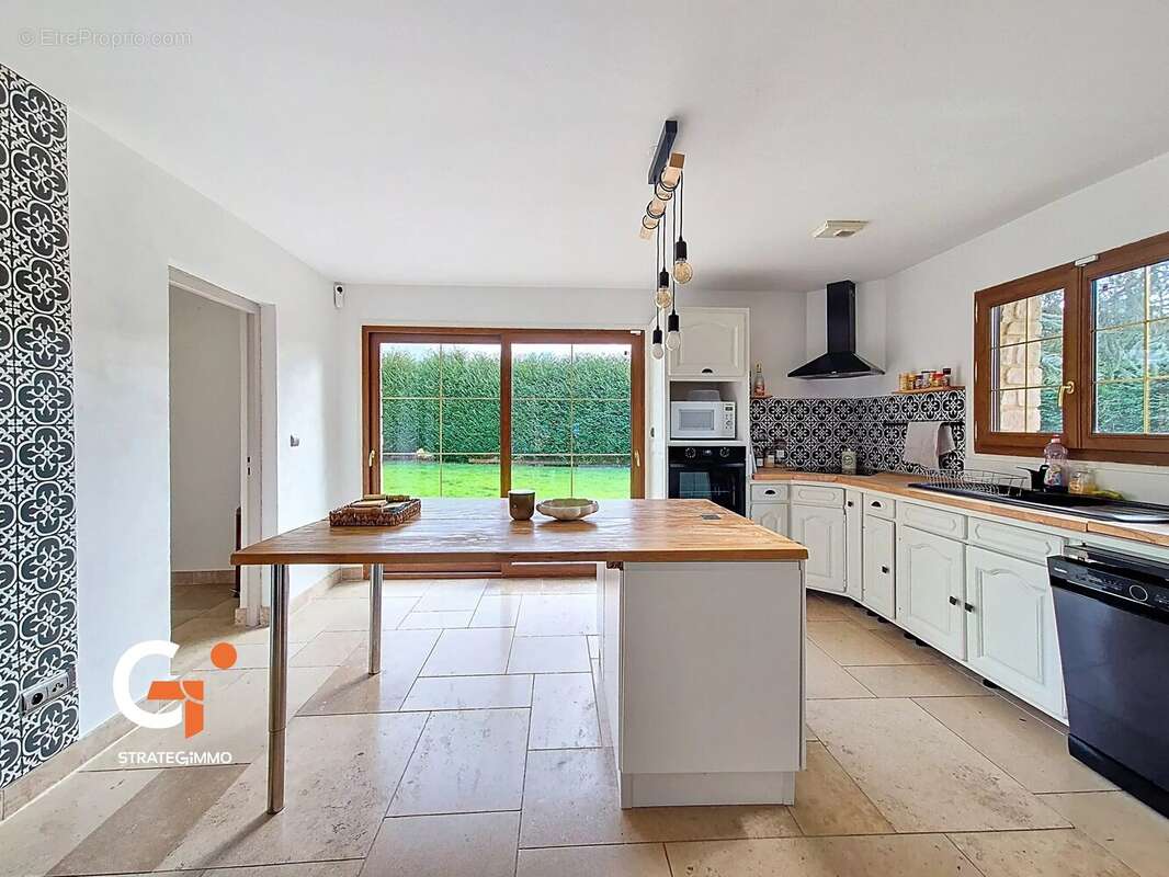 Maison à SAINT-OUEN-DE-THOUBERVILLE