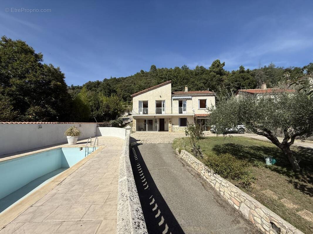 Maison à SAINT-LAURENT-DU-PAPE