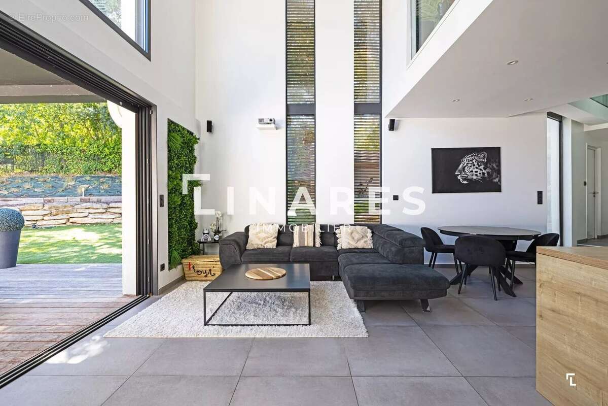 LA CONFIDENTIELLE - Villa T4/5 de 155m² - Piscine - Garage 39m² - Terrain 985m²  - 13012 MARSEILLE - photo 8