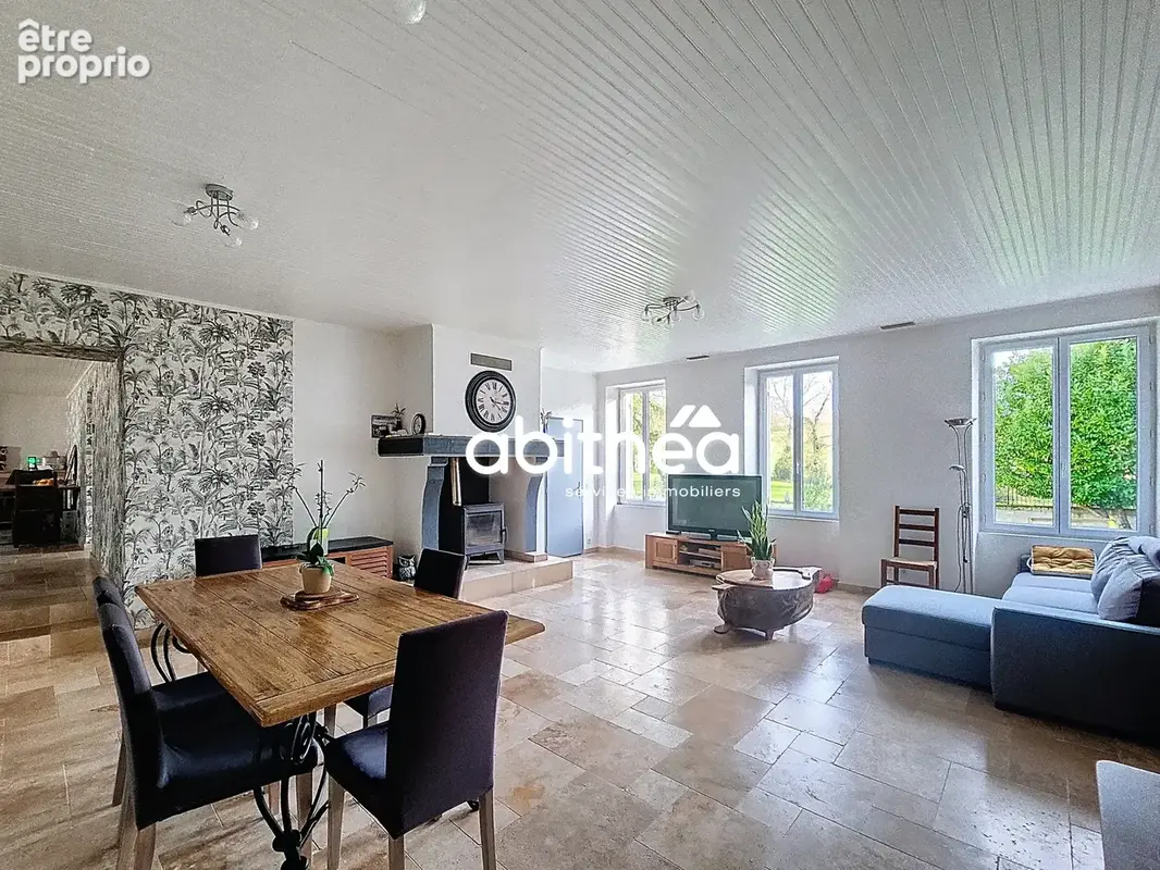 9 pièces 247m2  15000 m2  ENSEMBLE IMMOBILIER  CHARENTAISE RÉNOVÉE  250 + 48 m2  dépendances  étang - photo 8
