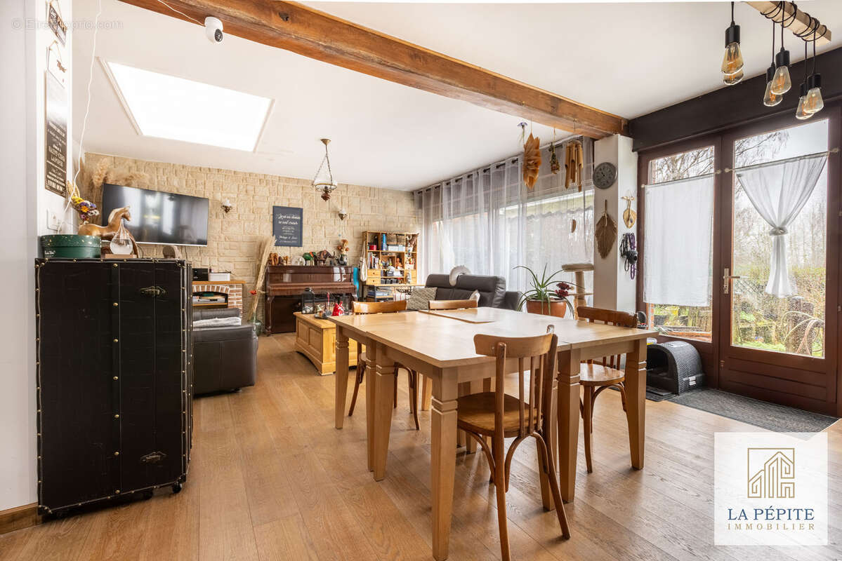 Maison à QUIEVRECHAIN