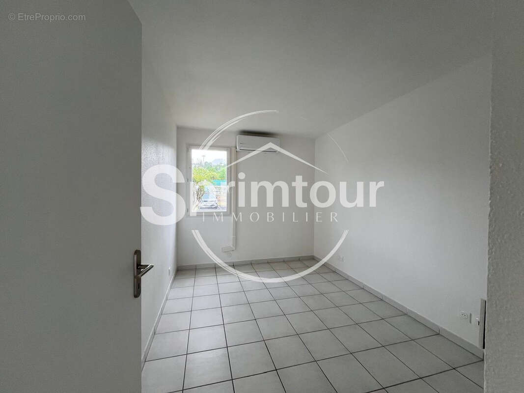 SAINT-CLAUDE - Appartement T3 rénové avec terrasse dans une résidence sécurisée avec piscine - photo 8
