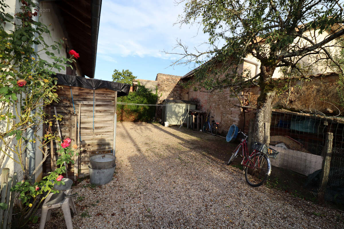 Proche de CUISERY (71) Maison de village en pierre rénovée avec dépendances - photo 4