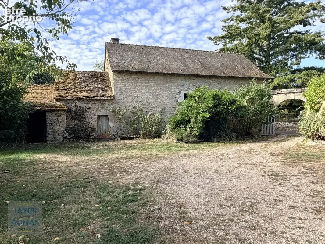 SAINT-MARTIN-SOUS-MONTAIGU - Au Calme - Maison en pierre à rénover entièrement - fort potentiel - photo 1