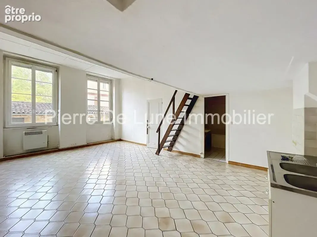 LYON 4e – CROIX-ROUSSE  Une adresse privilégiée au cœur du quartier - photo 1