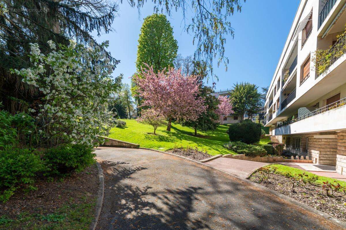 Appartement à VILLE-D'AVRAY