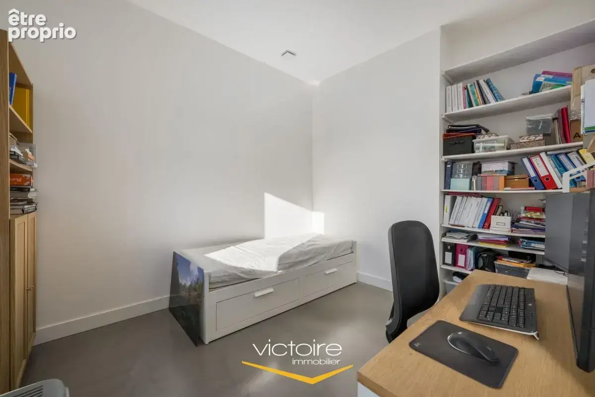Bourgoin-Jallieu, Mozas – Maison contemporaine de 5ch, 166 m² avec vue incroyable, piscine chauffée et DPE B - photo 18