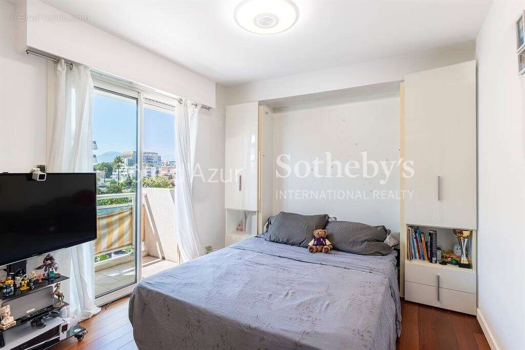 Appartement à SAINT-LAURENT-DU-VAR