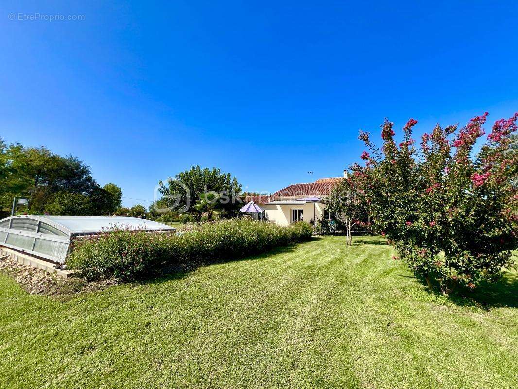 Maison à SAINT-MEDARD-DE-GUIZIERES