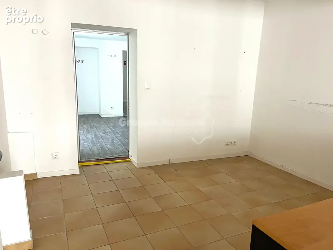 Local de 55 m² (de surface utile) avec multi-activités possibles,  équipé de la fibre -et aux normes incendie PMR et déficients  - photo 9