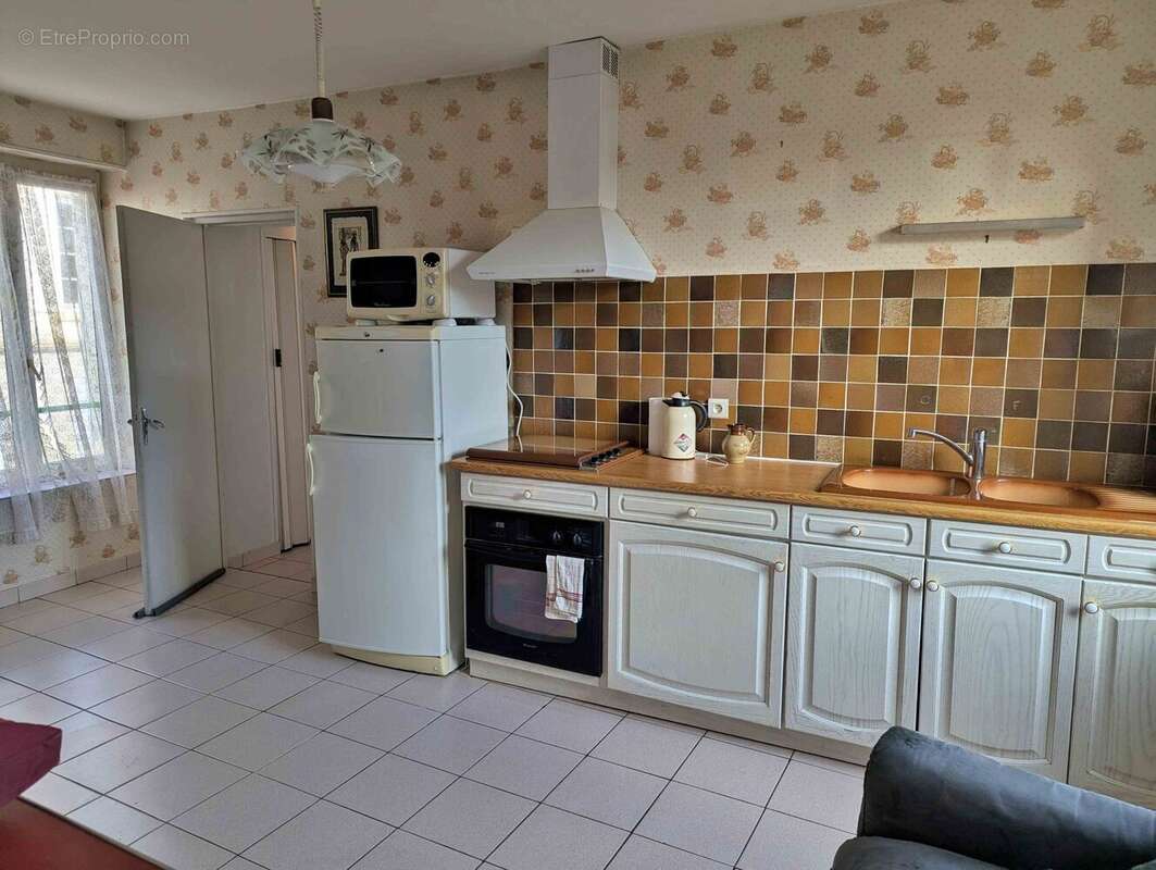 cuisine aménagée Entre Clamecy et Auxerre - Maison à COULANGES-SUR-YONNE