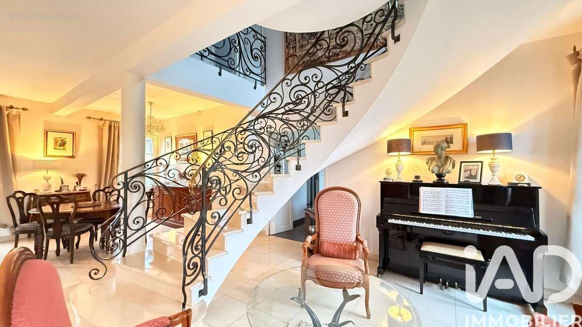 Maison 222 m² à Saint-Eloy-De-Gy  - photo 6